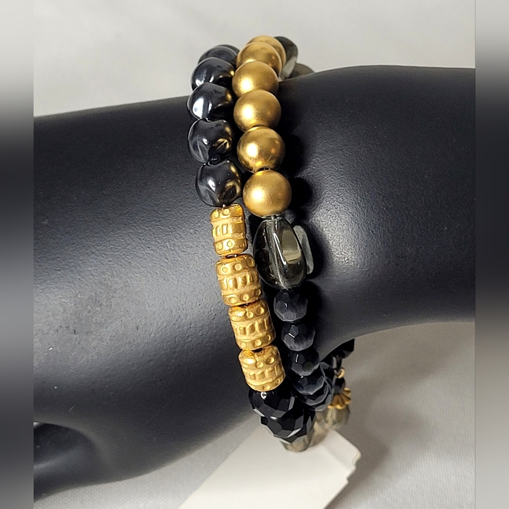 New Elegant Gold and Black Beaded Bracelet with Textured Accent